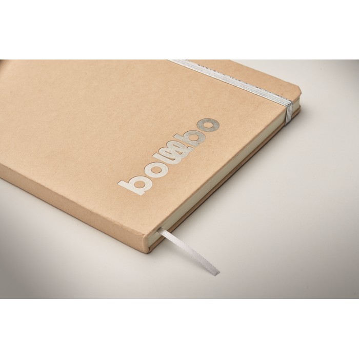 Libreta de cartón con banda y marca páginas a color hojas a rayas A5 color plateado vista fotografía Libreta de cartón con banda y marca páginas a color hojas a rayas A5 color plateado vista fotografía