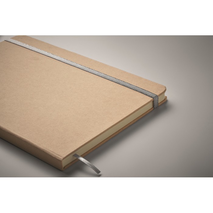 Libreta de cartón con banda y marca páginas a color hojas a rayas A5 color plateado vista fotografía segunda vista Libreta de cartón con banda y marca páginas a color hojas a rayas A5 color plateado vista fotografía segunda vista