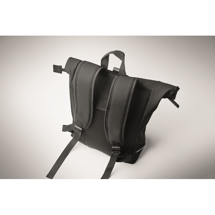 Mochila de cierre roll top con tira reflectante e impermeable 15'' color negro vista fotografía quinta vista Mochila de cierre roll top con tira reflectante e impermeable 15'' color negro vista fotografía quinta vista