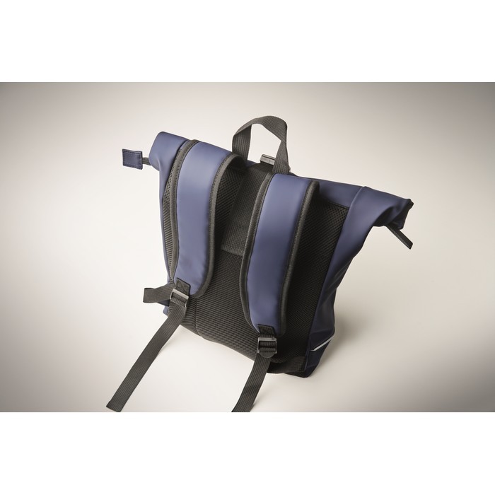 Mochila de cierre roll top con tira reflectante e impermeable 15'' color azul vista fotografía quinta vista Mochila de cierre roll top con tira reflectante e impermeable 15'' color azul vista fotografía quinta vista