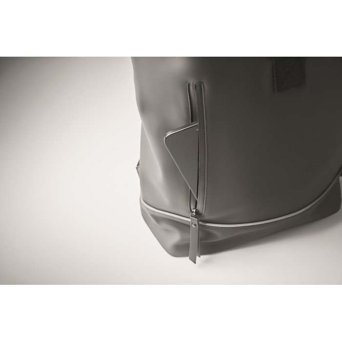 Mochila de cierre roll top con tira reflectante e impermeable 15'' color gris oscuro vista fotografía tercera vista Mochila de cierre roll top con tira reflectante e impermeable 15'' color gris oscuro vista fotografía tercera vista