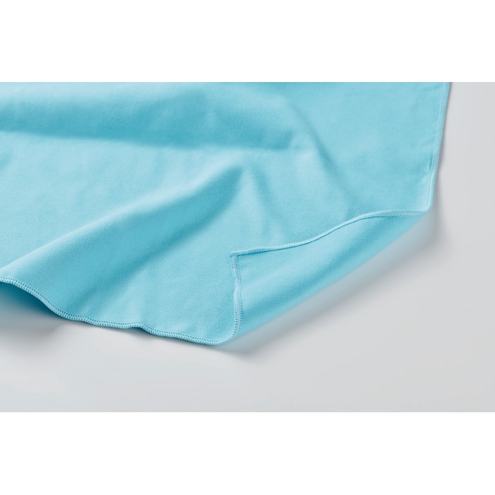 Toalla deportiva de microfibra con correa para cierre 200 g/m2 color turquesa vista fotografía quinta vista Toalla deportiva de microfibra con correa para cierre 200 g/m2 color turquesa vista fotografía quinta vista