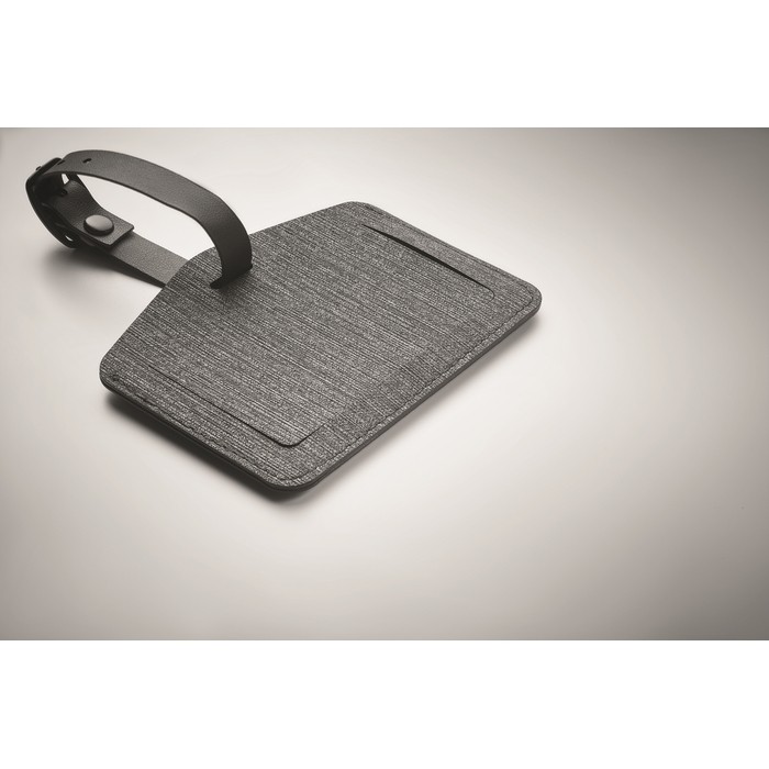 Etiqueta de equipaje de PU y RPET para dispositivos Apple® color negro vista fotografía cuarta vista Etiqueta de equipaje de PU y RPET para dispositivos Apple® color negro vista fotografía cuarta vista