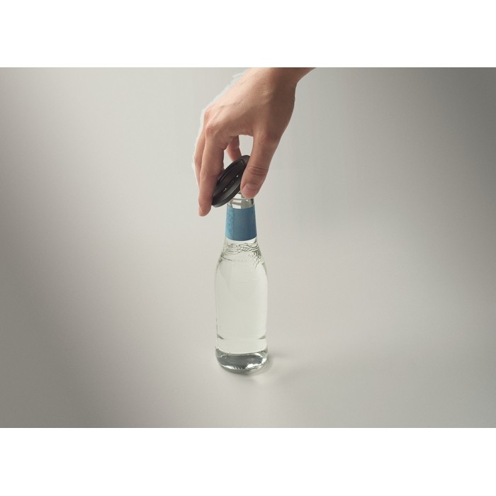 Soporte circular magnético para iPhone® con un abrebotellas incluido color negro vista fotografía sexta vista Soporte circular magnético para iPhone® con un abrebotellas incluido color negro vista fotografía sexta vista