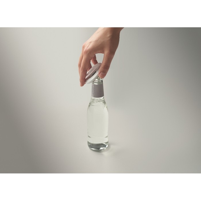 Soporte circular magnético para iPhone® con un abrebotellas incluido color blanco vista fotografía sexta vista Soporte circular magnético para iPhone® con un abrebotellas incluido color blanco vista fotografía sexta vista