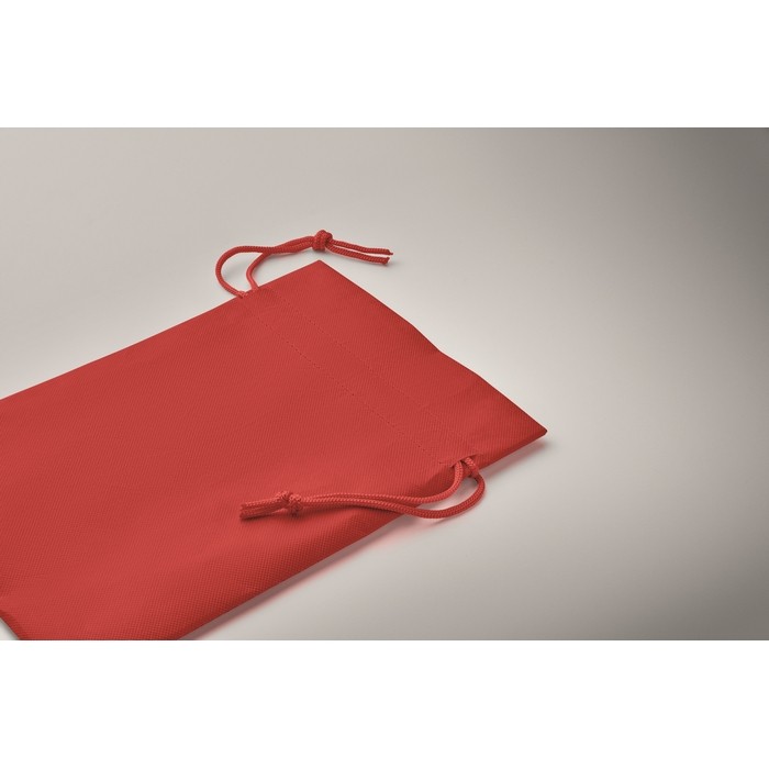 Bolsita de cuerdas pequeña unicolor para regalo de RPET 20x30cm color rojo vista fotografía tercera vista Bolsita de cuerdas pequeña unicolor para regalo de RPET 20x30cm color rojo vista fotografía tercera vista