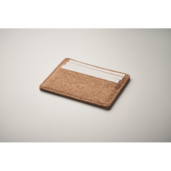 Tarjetero de corcho con 3 tarjetas con un compartimiento principal color beige vista fotografía quinta vista Tarjetero de corcho con 3 tarjetas con un compartimiento principal color beige vista fotografía quinta vista