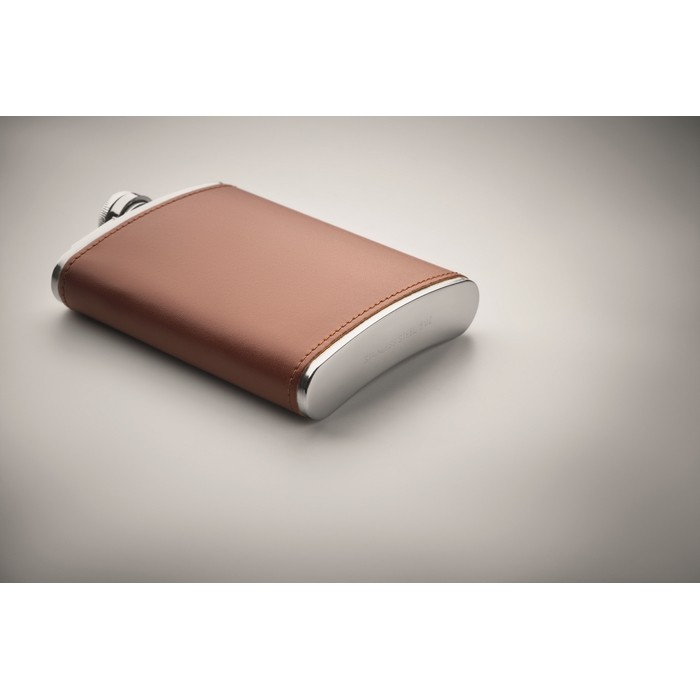 Petaca de acero inoxidable con revestimiento de cuero sintético 200ml color marrón vista fotografía tercera vista Petaca de acero inoxidable con revestimiento de cuero sintético 200ml color marrón vista fotografía tercera vista