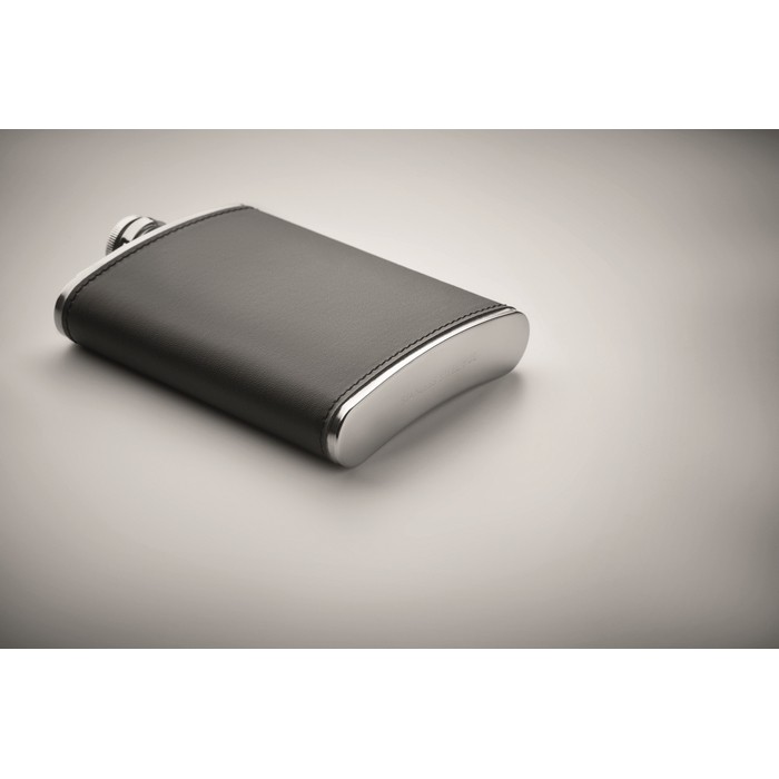 Petaca de acero inoxidable con revestimiento de cuero sintético 200ml color negro vista fotografía tercera vista Petaca de acero inoxidable con revestimiento de cuero sintético 200ml color negro vista fotografía tercera vista