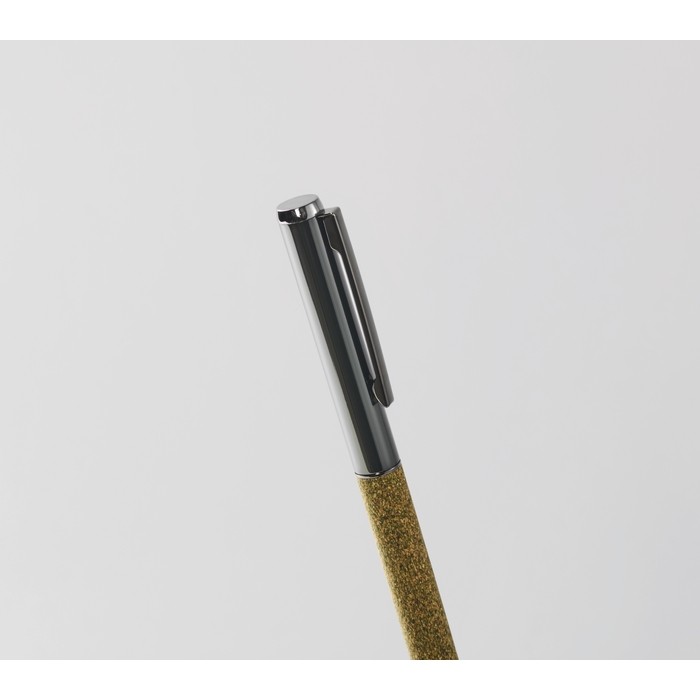 Bolígrafo giratorio hecho de materiales reciclados tinta azul color verde vista fotografía cuarta vista