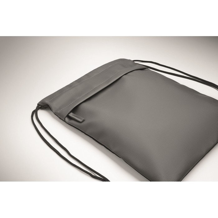 Mochila de cuerdas de RPET y PU con un bolsillo frontal color gris oscuro vista fotografía cuarta vista