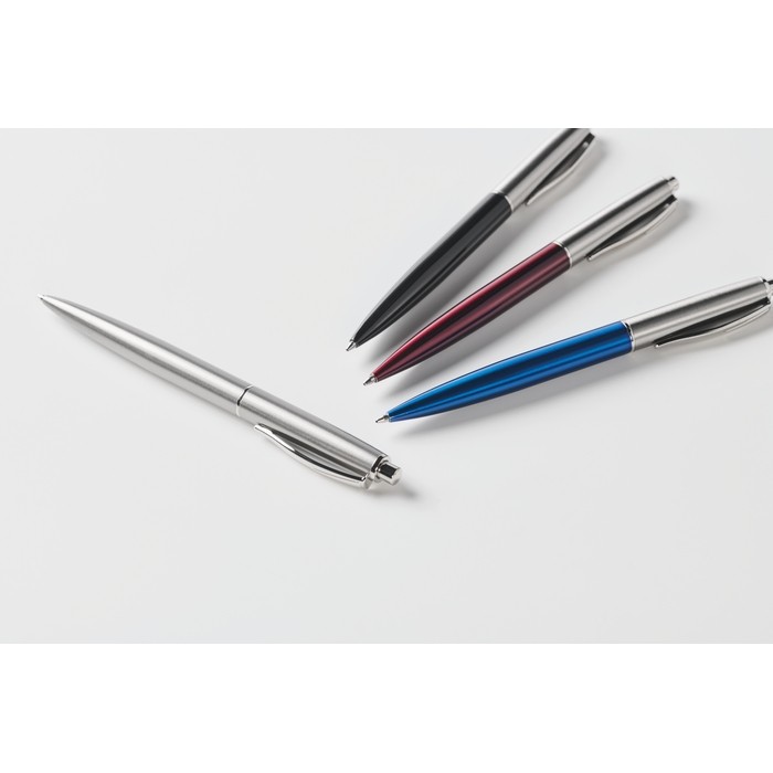 Bolígrafo pulsador de acero inoxidable en estuche tinta azul color plateado mate vista fotografía quinta vista Bolígrafo pulsador de acero inoxidable en estuche tinta azul color plateado mate vista fotografía quinta vista