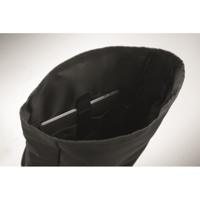 Mochila de cierre roll-top para portátil con correa para trolley 15'' color negro vista fotografía Mochila de cierre roll-top para portátil con correa para trolley 15'' color negro vista fotografía