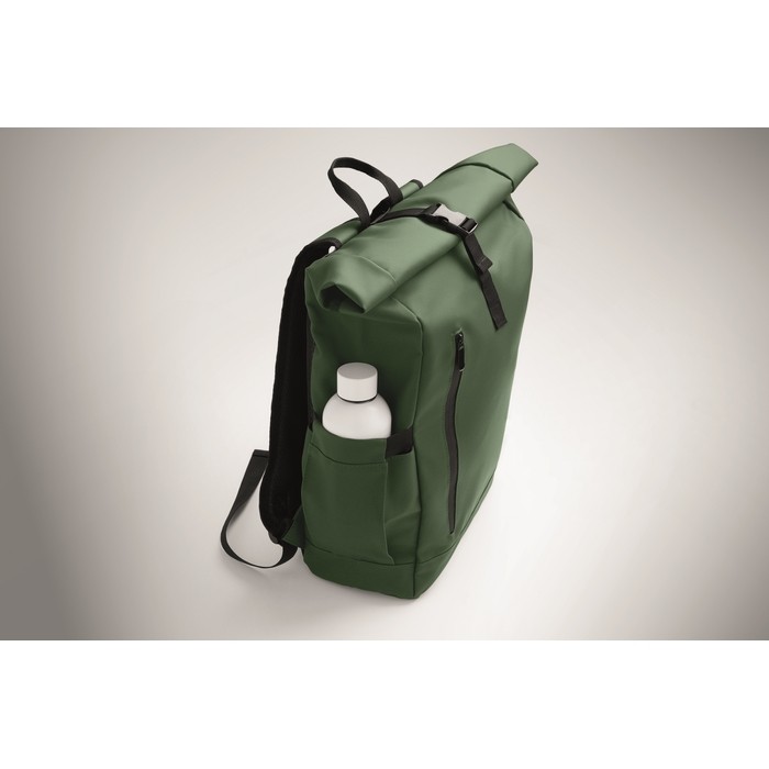 Mochila de cierre roll-top para portátil con correa para trolley 15'' color verde oscuro vista fotografía octava vista Mochila de cierre roll-top para portátil con correa para trolley 15'' color verde oscuro vista fotografía octava vista