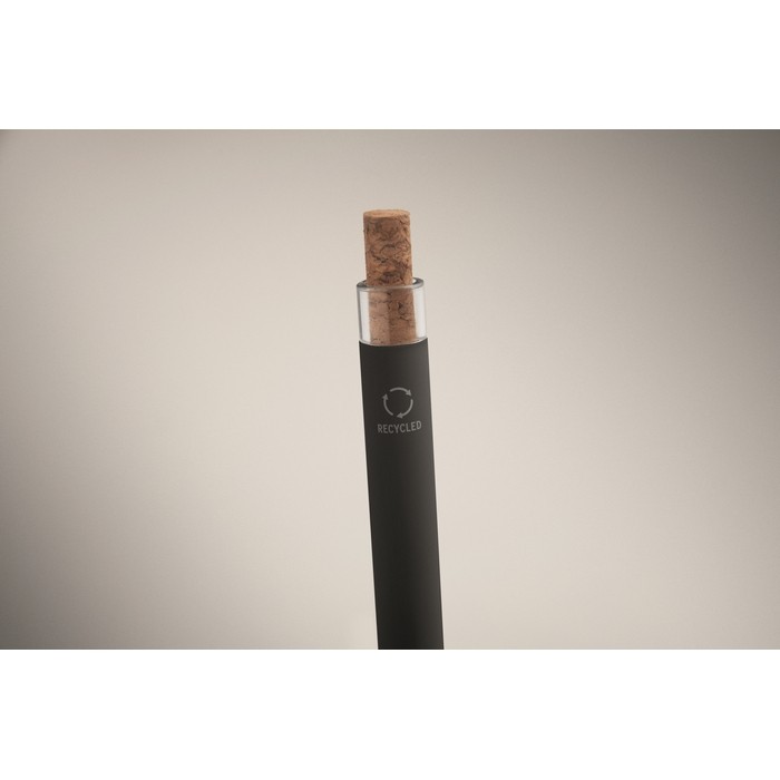 Bolígrafo de aluminio reciclado con pulsador de corcho tinta azul color negro vista fotografía tercera vista Bolígrafo de aluminio reciclado con pulsador de corcho tinta azul color negro vista fotografía tercera vista