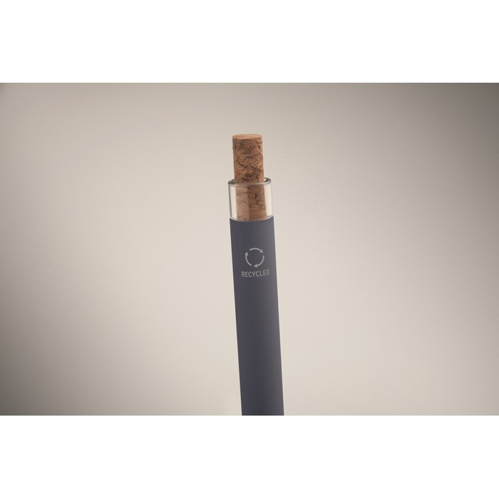 Bolígrafo de aluminio reciclado con pulsador de corcho tinta azul color azul vista fotografía tercera vista Bolígrafo de aluminio reciclado con pulsador de corcho tinta azul color azul vista fotografía tercera vista