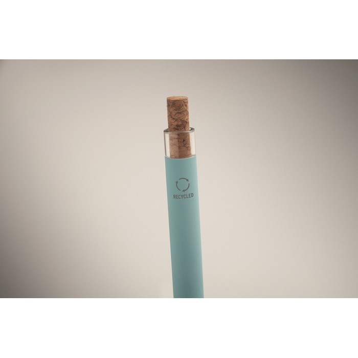 Bolígrafo de aluminio reciclado con pulsador de corcho tinta azul color azul claro vista fotografía tercera vista Bolígrafo de aluminio reciclado con pulsador de corcho tinta azul color azul claro vista fotografía tercera vista