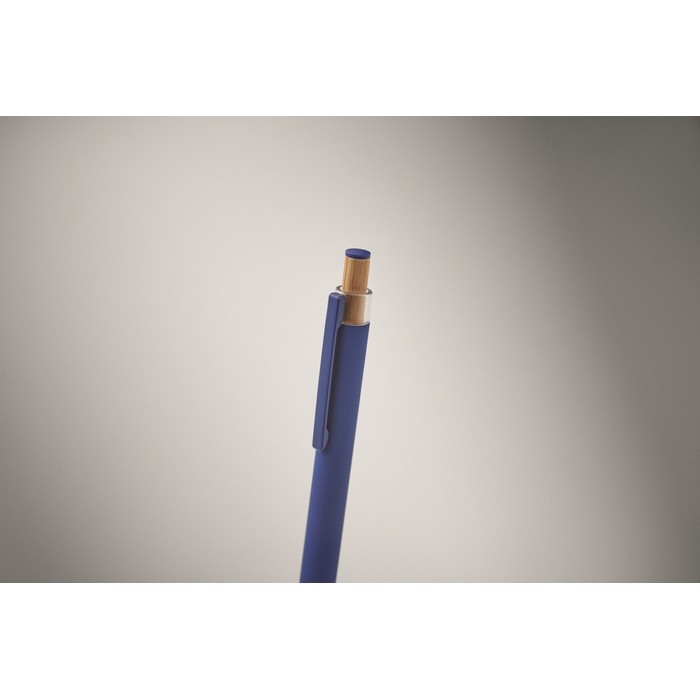 Bolígrafo de aluminio reciclado con pulsador de bambú tinta azul color azul vista fotografía segunda vista Bolígrafo de aluminio reciclado con pulsador de bambú tinta azul color azul vista fotografía segunda vista
