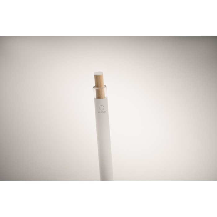 Bolígrafo de aluminio reciclado con pulsador de bambú tinta azul color blanco vista fotografía tercera vista Bolígrafo de aluminio reciclado con pulsador de bambú tinta azul color blanco vista fotografía tercera vista