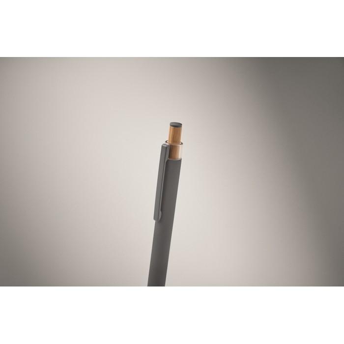 Bolígrafo de aluminio reciclado con pulsador de bambú tinta azul color gris oscuro vista fotografía segunda vista Bolígrafo de aluminio reciclado con pulsador de bambú tinta azul color gris oscuro vista fotografía segunda vista