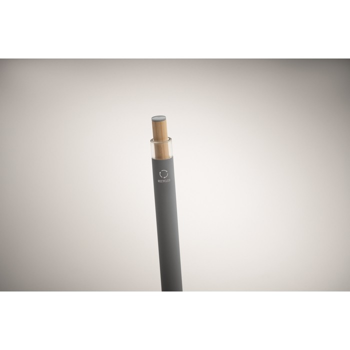 Bolígrafo de aluminio reciclado con pulsador de bambú tinta azul color gris oscuro vista fotografía tercera vista Bolígrafo de aluminio reciclado con pulsador de bambú tinta azul color gris oscuro vista fotografía tercera vista