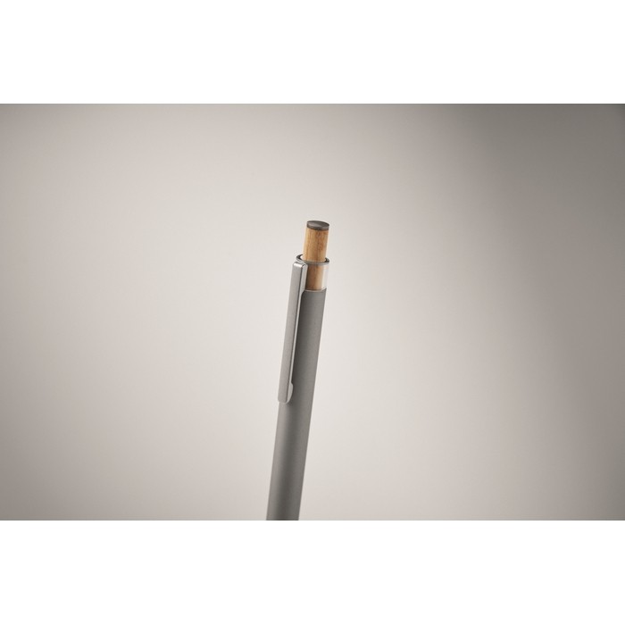 Bolígrafo de aluminio reciclado con pulsador de bambú tinta azul color plateado mate vista fotografía segunda vista Bolígrafo de aluminio reciclado con pulsador de bambú tinta azul color plateado mate vista fotografía segunda vista