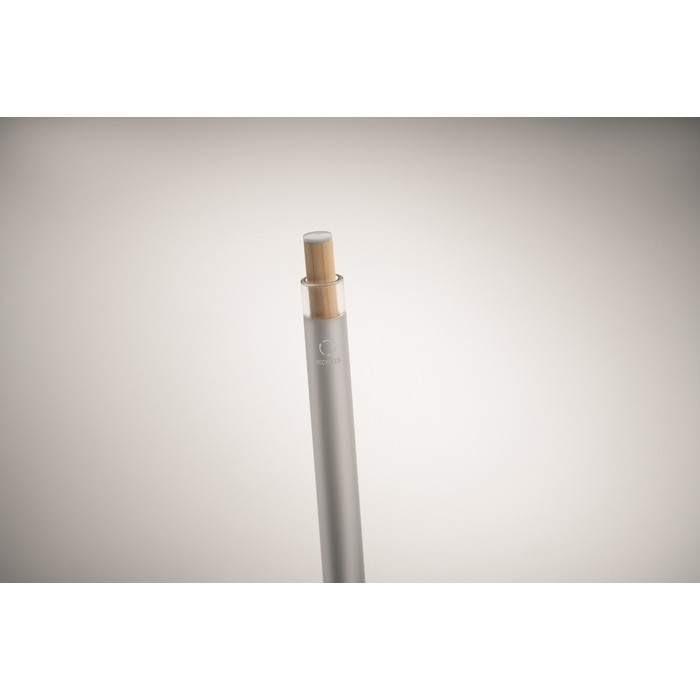 Bolígrafo de aluminio reciclado con pulsador de bambú tinta azul color plateado mate vista fotografía tercera vista Bolígrafo de aluminio reciclado con pulsador de bambú tinta azul color plateado mate vista fotografía tercera vista