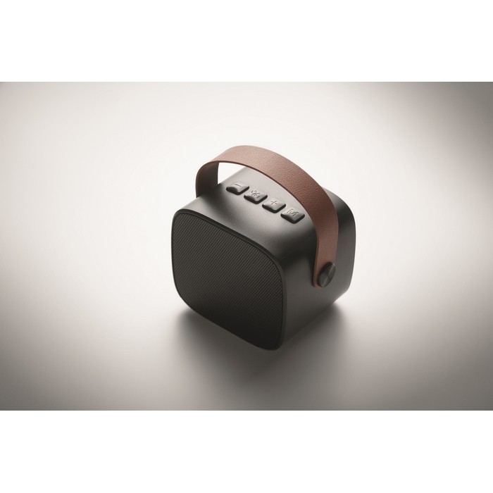 Altavoz cuadrado con asa marrón de cuero sintético estilo vintage color negro vista fotografía segunda vista Altavoz cuadrado con asa marrón de cuero sintético estilo vintage color negro vista fotografía segunda vista