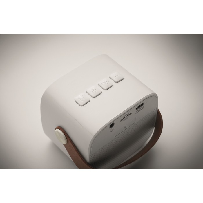 Altavoz cuadrado con asa marrón de cuero sintético estilo vintage color blanco vista fotografía tercera vista Altavoz cuadrado con asa marrón de cuero sintético estilo vintage color blanco vista fotografía tercera vista