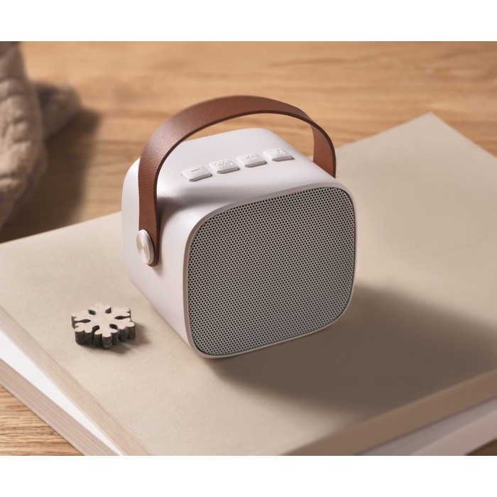 Altavoz cuadrado con asa marrón de cuero sintético estilo vintage color blanco vista bodegón Altavoz cuadrado con asa marrón de cuero sintético estilo vintage color blanco vista bodegón