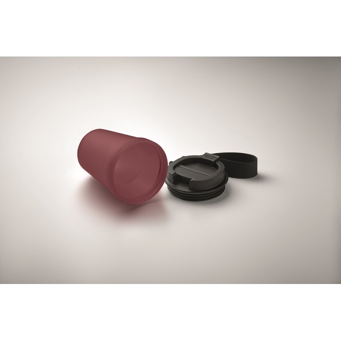 Vaso antifugas para llevar con correa de poliéster RPET 300ml color burdeos vista fotografía tercera vista Vaso antifugas para llevar con correa de poliéster RPET 300ml color burdeos vista fotografía tercera vista