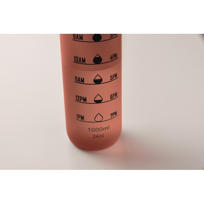 Botella de plástico con marcas de tiempo y tapa abatible 1L color burdeos vista fotografía sexta vista Botella de plástico con marcas de tiempo y tapa abatible 1L color burdeos vista fotografía sexta vista