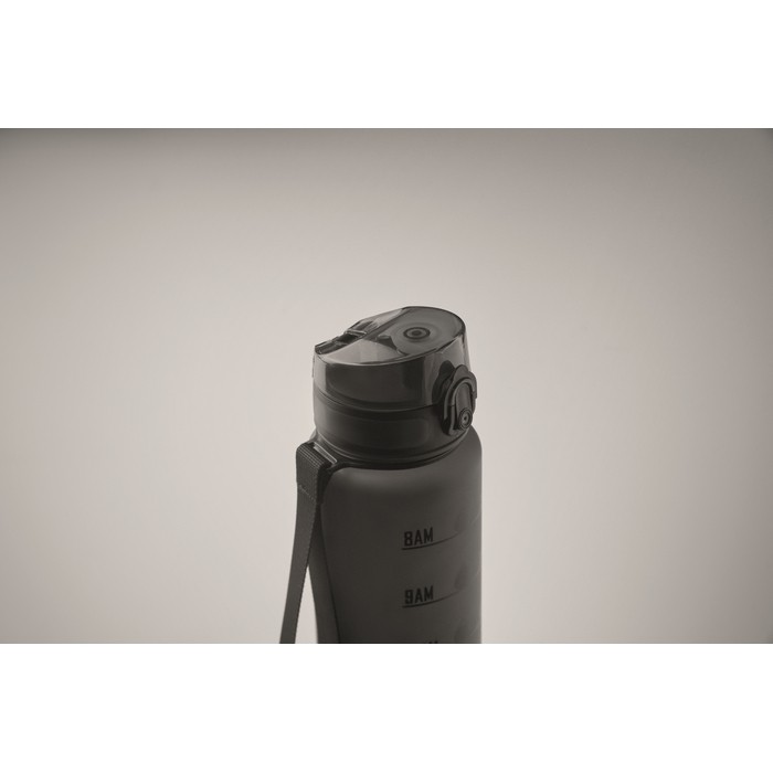 Botella de plástico con marcas de tiempo y tapa abatible 1L color negro vista fotografía cuarta vista Botella de plástico con marcas de tiempo y tapa abatible 1L color negro vista fotografía cuarta vista