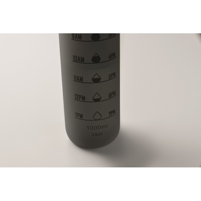 Botella de plástico con marcas de tiempo y tapa abatible 1L color negro vista fotografía sexta vista Botella de plástico con marcas de tiempo y tapa abatible 1L color negro vista fotografía sexta vista