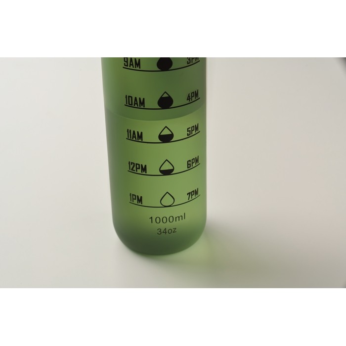 Botella de plástico con marcas de tiempo y tapa abatible 1L color verde oscuro vista fotografía sexta vista Botella de plástico con marcas de tiempo y tapa abatible 1L color verde oscuro vista fotografía sexta vista