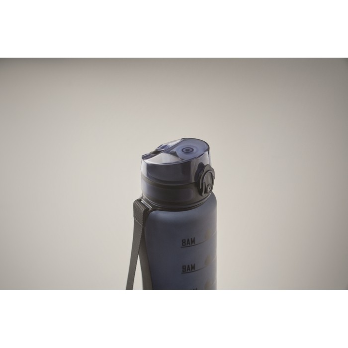 Botella de plástico con marcas de tiempo y tapa abatible 1L color azul marino vista fotografía cuarta vista Botella de plástico con marcas de tiempo y tapa abatible 1L color azul marino vista fotografía cuarta vista