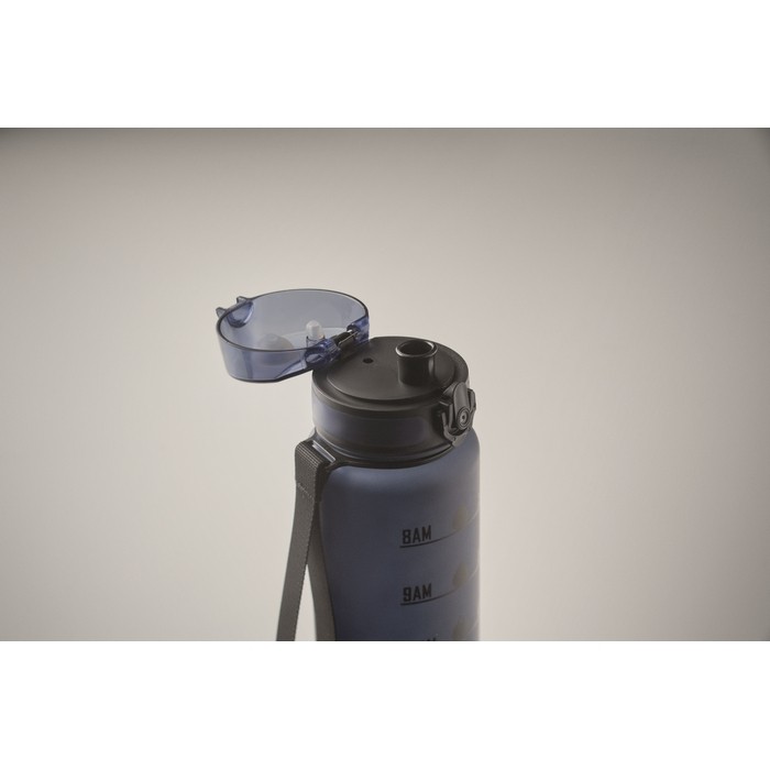 Botella de plástico con marcas de tiempo y tapa abatible 1L color azul marino vista fotografía quinta vista Botella de plástico con marcas de tiempo y tapa abatible 1L color azul marino vista fotografía quinta vista