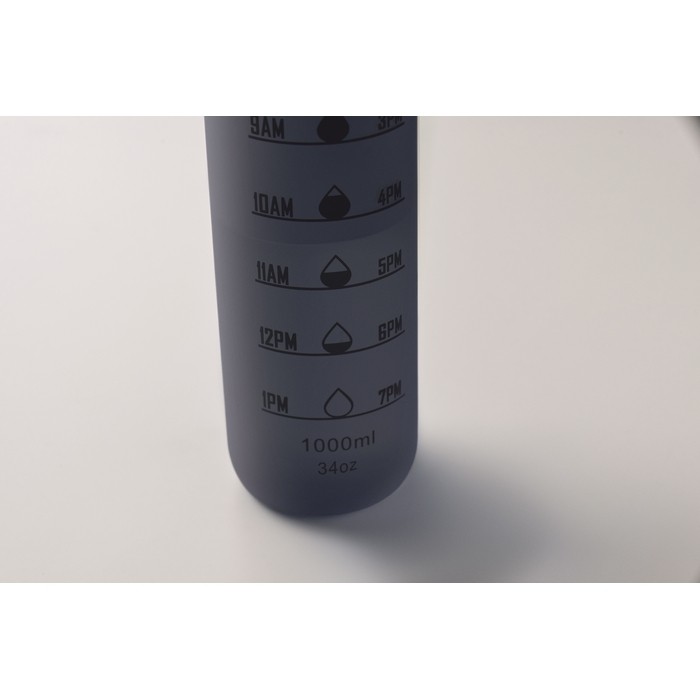 Botella de plástico con marcas de tiempo y tapa abatible 1L color azul marino vista fotografía sexta vista Botella de plástico con marcas de tiempo y tapa abatible 1L color azul marino vista fotografía sexta vista