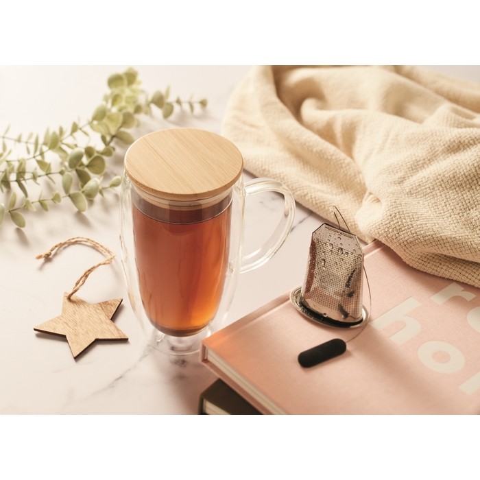 Taza larga de vidrio con asa transparente y tapa de madera 450ml color transparente vista bodegón Taza larga de vidrio con asa transparente y tapa de madera 450ml color transparente vista bodegón