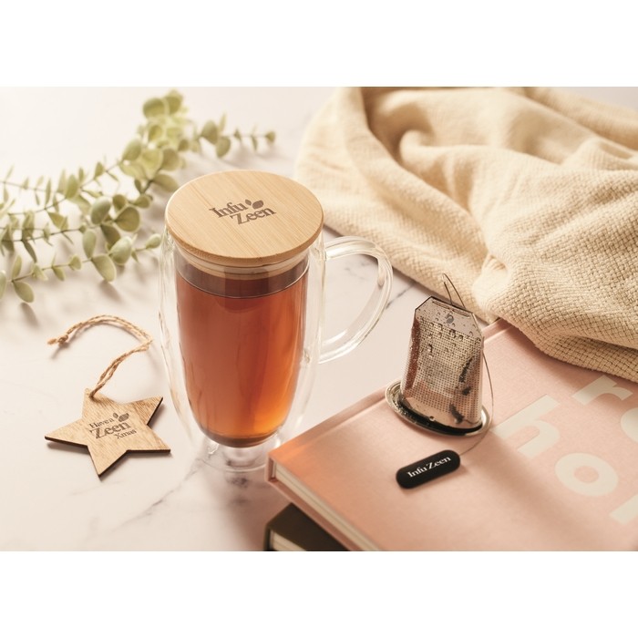 Taza larga de vidrio con asa transparente y tapa de madera 450ml color transparente vista bodegón principal Taza larga de vidrio con asa transparente y tapa de madera 450ml color transparente vista bodegón principal