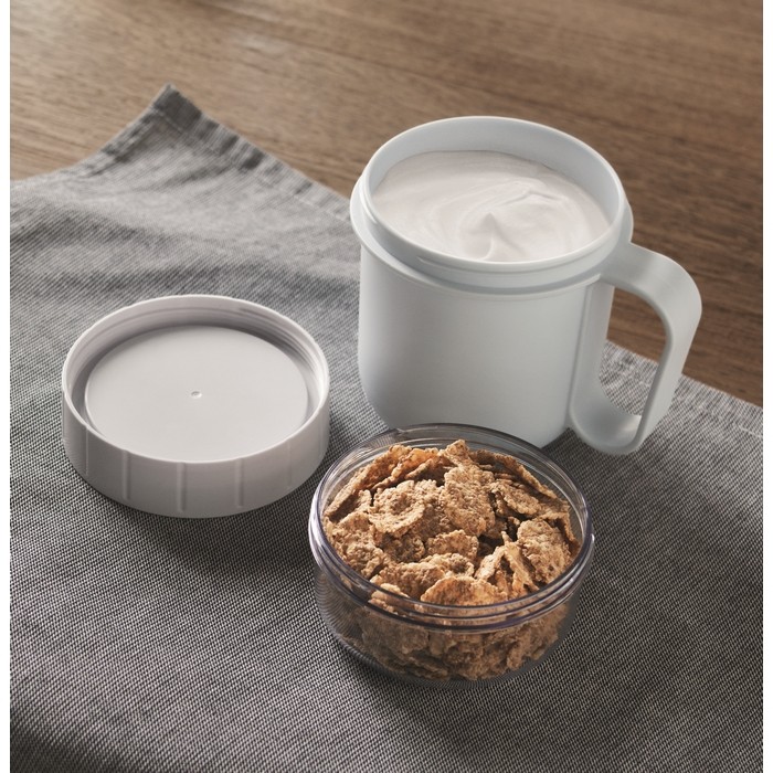 Taza para llevar de desayuno con 2 compartimientos separados 450ml color azul claro vista bodegón Taza para llevar de desayuno con 2 compartimientos separados 450ml color azul claro vista bodegón