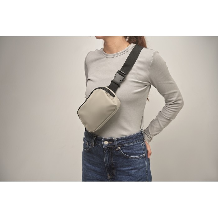 Riñonera de PU con compartimiento principal y bolsillo trasero color marfil vista fotografía septima vista Riñonera de PU con compartimiento principal y bolsillo trasero color marfil vista fotografía septima vista