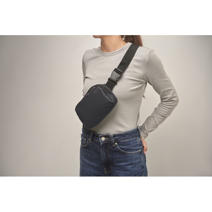 Riñonera de PU con compartimiento principal y bolsillo trasero color azul marino vista fotografía septima vista Riñonera de PU con compartimiento principal y bolsillo trasero color azul marino vista fotografía septima vista