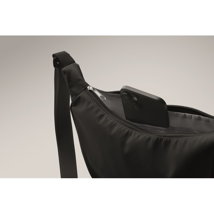 Bolsa bandolera cruzada de RPET con un bolsillo principal color negro vista fotografía quinta vista Bolsa bandolera cruzada de RPET con un bolsillo principal color negro vista fotografía quinta vista