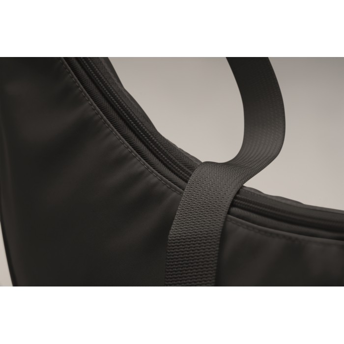 Bolsa bandolera cruzada de RPET con un bolsillo principal color negro vista fotografía sexta vista Bolsa bandolera cruzada de RPET con un bolsillo principal color negro vista fotografía sexta vista