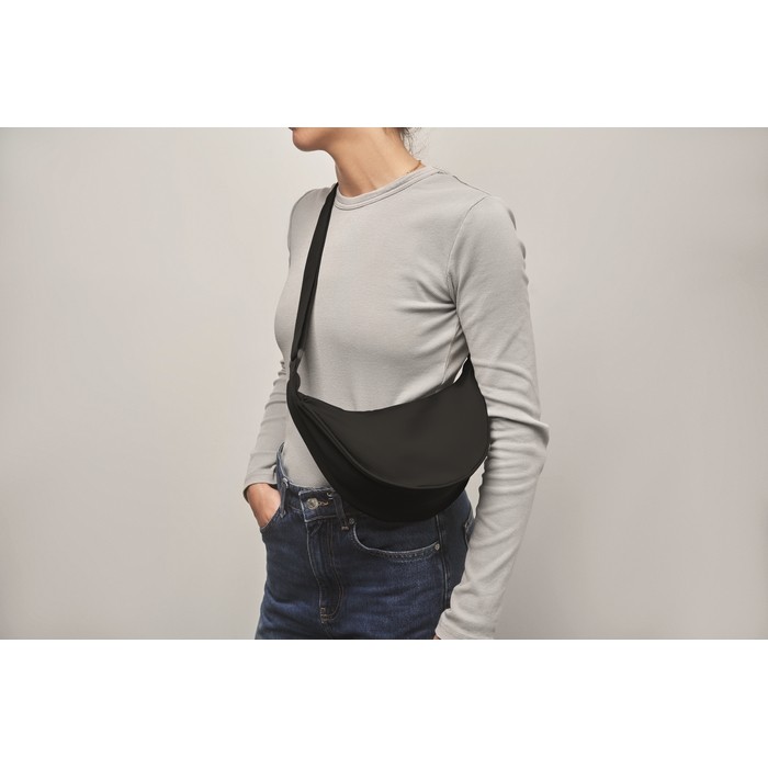 Bolsa bandolera cruzada de RPET con un bolsillo principal color negro vista fotografía septima vista Bolsa bandolera cruzada de RPET con un bolsillo principal color negro vista fotografía septima vista