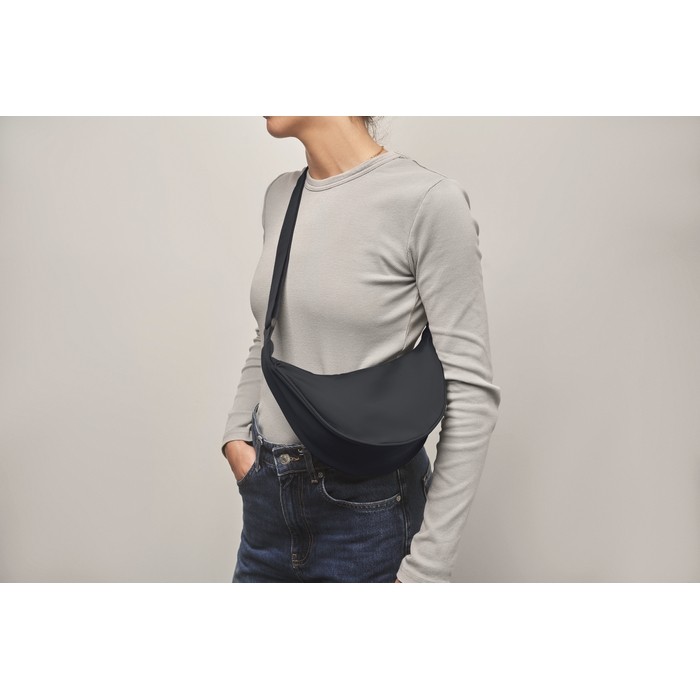 Bolsa bandolera cruzada de RPET con un bolsillo principal color azul vista fotografía septima vista Bolsa bandolera cruzada de RPET con un bolsillo principal color azul vista fotografía septima vista