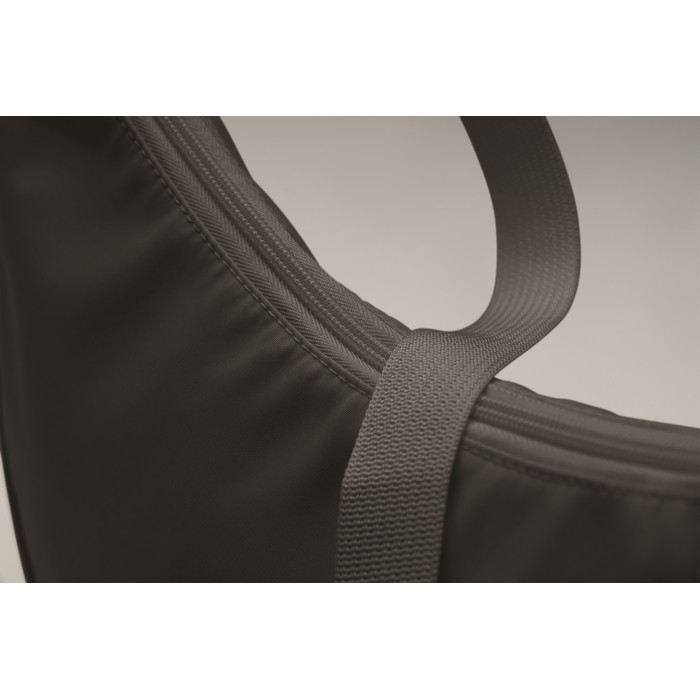 Bolsa bandolera cruzada de RPET con un bolsillo principal color gris oscuro vista fotografía sexta vista Bolsa bandolera cruzada de RPET con un bolsillo principal color gris oscuro vista fotografía sexta vista