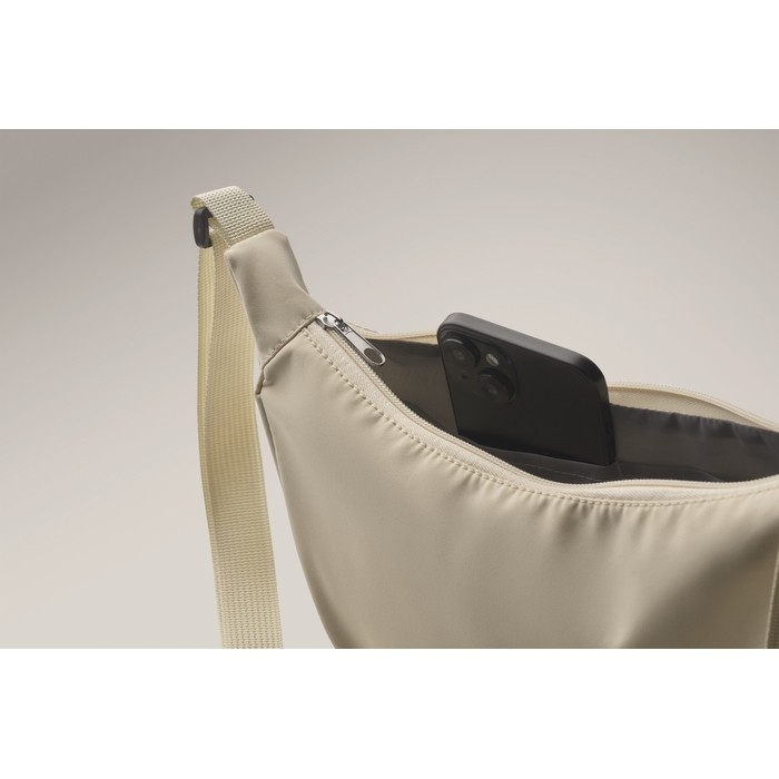 Bolsa bandolera cruzada de RPET con un bolsillo principal color marfil vista fotografía quinta vista Bolsa bandolera cruzada de RPET con un bolsillo principal color marfil vista fotografía quinta vista