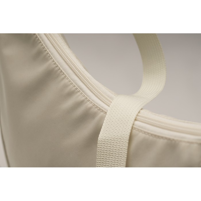 Bolsa bandolera cruzada de RPET con un bolsillo principal color marfil vista fotografía sexta vista Bolsa bandolera cruzada de RPET con un bolsillo principal color marfil vista fotografía sexta vista